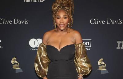 Serena Williams a apărut într-o ținută îndrăzneață la petrecerea iernii din Beverly Hills: „Când te cheamă, te urci în avion și o faci!”
