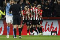 Gafă de amatori făcută de fundașii lui Manchester City » Au uitat regulamentul și i-au lăsat pe cei de la Brentford să marcheze