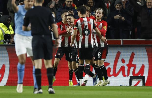 Gafă de amatori făcută de fundașii lui Manchester City » Au uitat regulamentul și i-au lăsat pe cei de la Brentford să marcheze