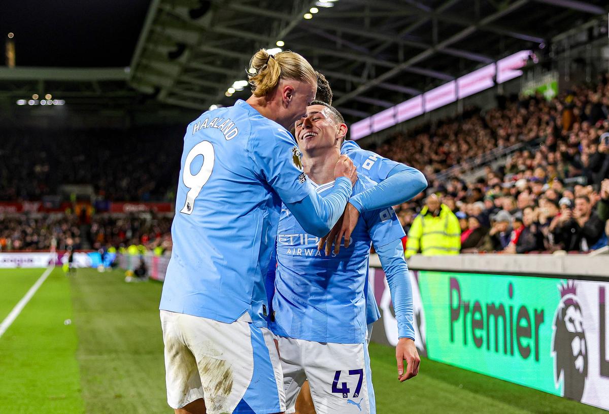 Gafă de amatori făcută de fundașii lui Manchester City » Au uitat regulamentul și i-au lăsat pe cei de la Brentford să marcheze