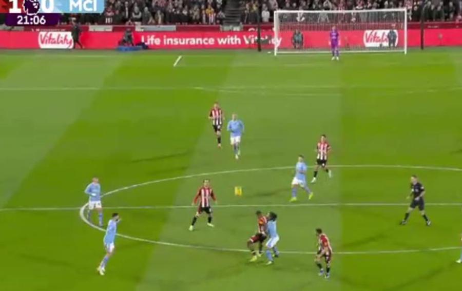 FOTO: Captură TV @Digi Sport 2 Gafă de amatori făcută de fundașii lui Manchester City » Au uitat regulamentul și i-au lăsat pe cei de la Brentford să marcheze