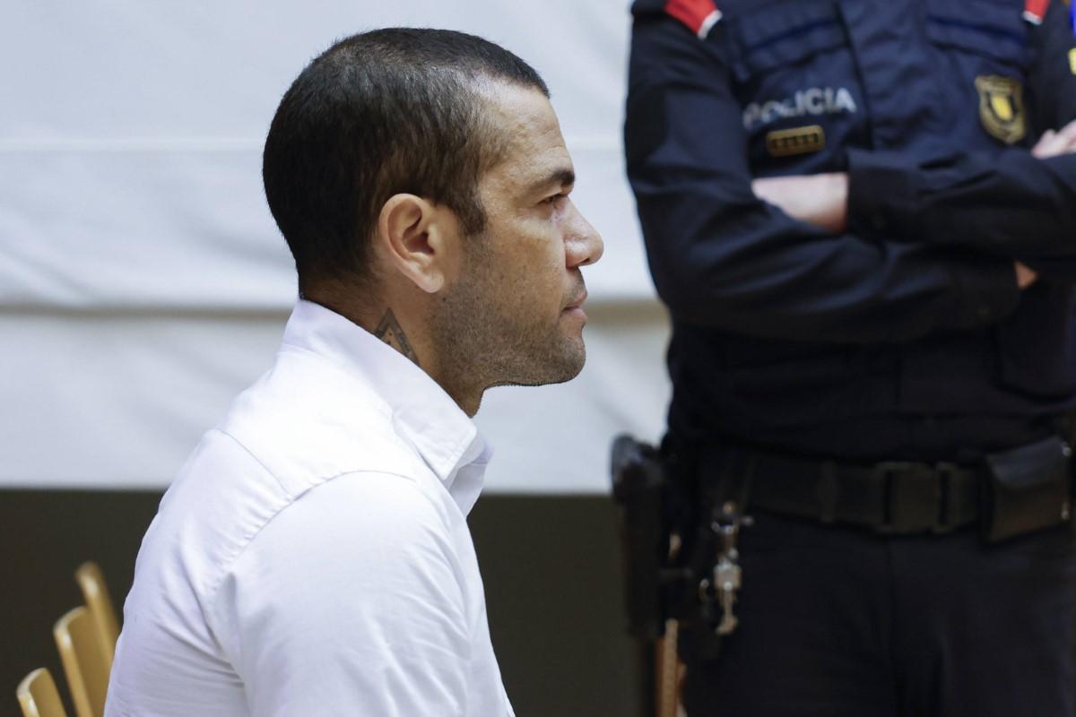 Cum arată Dani Alves după 13 luni de detenție » Azi a început procesul fostului star al Barcelonei acuzat de viol: aproape 300 de jurnaliști acreditați!