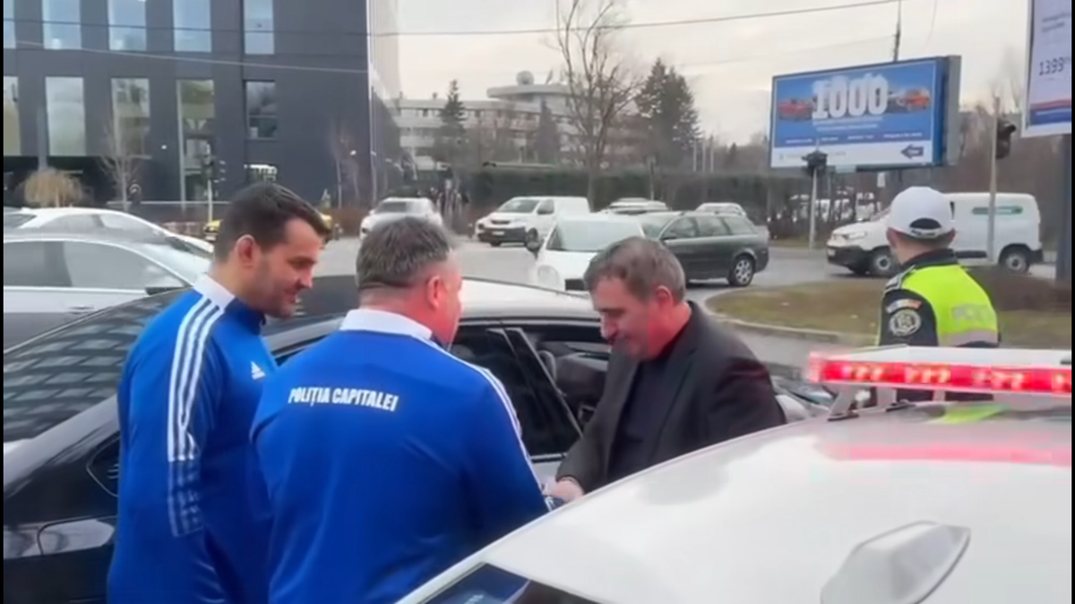 Gică Hagi a fost oprit în trafic de politiști de ziua lui
