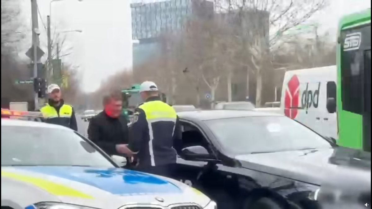 Gică Hagi a fost oprit în trafic de politiști de ziua lui