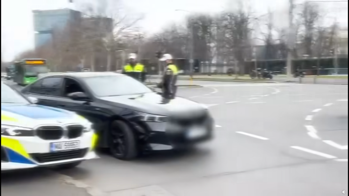 Gică Hagi a fost oprit în trafic de politiști de ziua lui