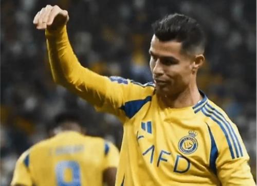 Cristiano Ronaldo și noul său mod de a sărbători golul, probabil pentru a ironiza tabloidele engleze, care au scris despre noul său avion / Foto: X Ali