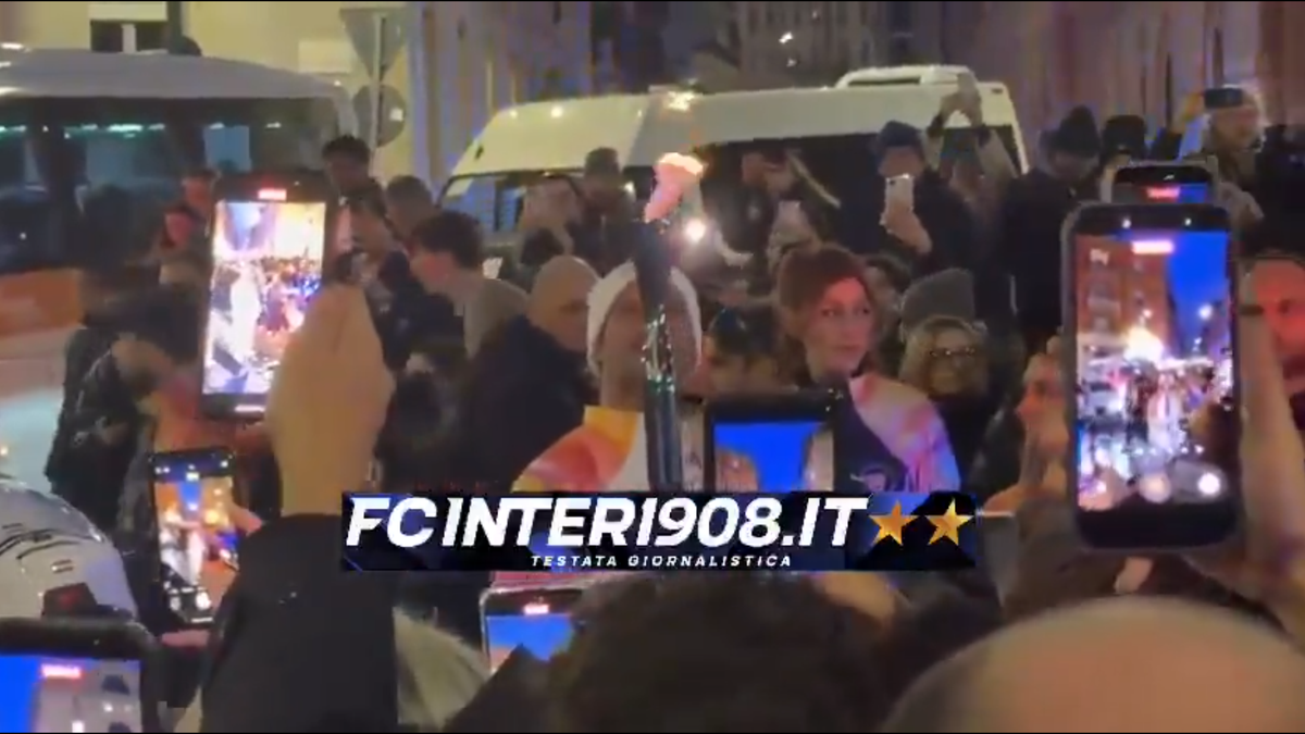 Cristi Chivu poartă flacăra olimpică prin Milano