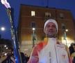 Cristi Chivu poartă flacăra olimpică prin Milano