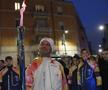 Cristi Chivu poartă flacăra olimpică prin Milano / FOTO: Captură X
