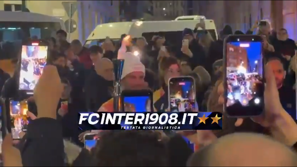 Cristi Chivu poartă flacăra olimpică prin Milano