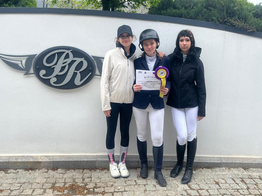 Alexandra Pucă, Alexandra Pribeanu și Evelyn Ștefanache VIDEO „Nu, dom' profesor, nu loviți calul! Nu așa!” » Hipodromul tăcerii din Craiova: sportivi jigniți, animale bătute și hrănite cu mâncare mucegăită! Oficialii neagă: „Părinții se băteau între ei și chemau poliția”