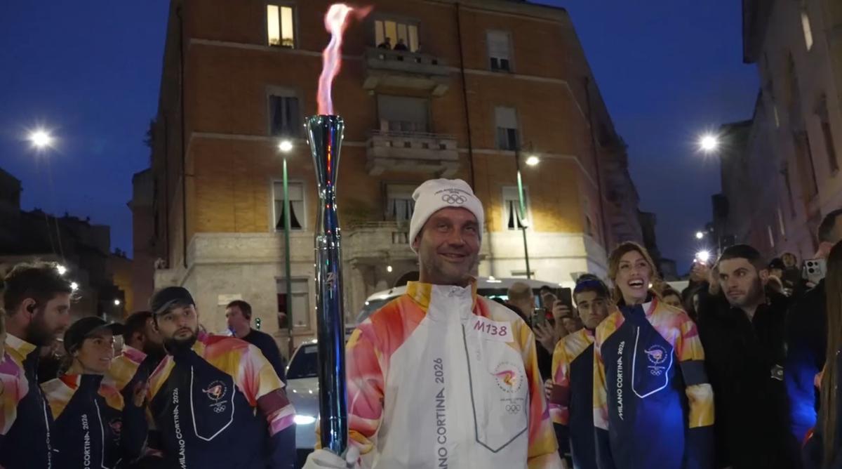 Cristi Chivu poartă flacăra olimpică prin Milano