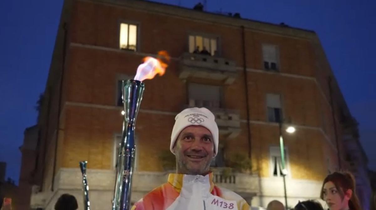 Cristi Chivu poartă flacăra olimpică prin Milano