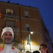 Cristi Chivu poartă flacăra olimpică prin Milano / FOTO: Captură X