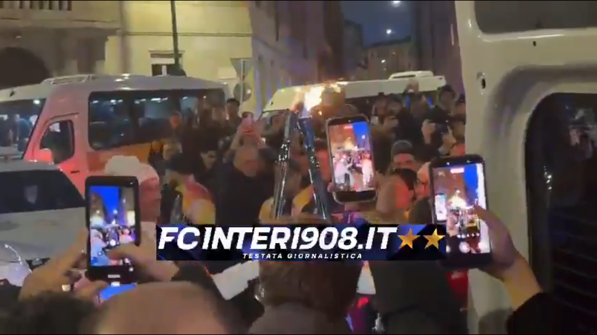 Cristi Chivu poartă flacăra olimpică prin Milano