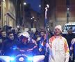 Cristi Chivu poartă flacăra olimpică prin Milano / FOTO: Captură X