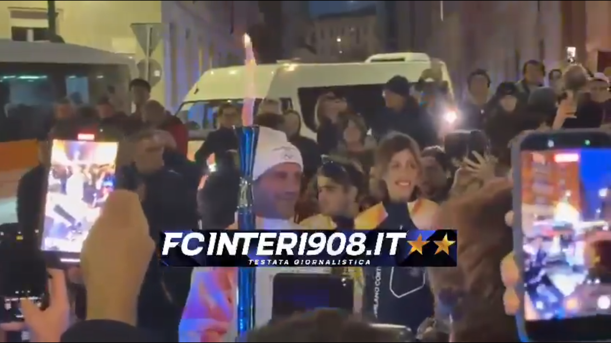 Cristi Chivu poartă flacăra olimpică prin Milano