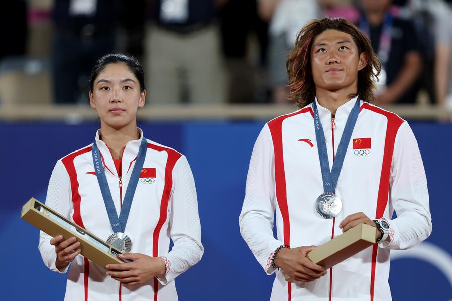 Xinyu Yang, alături de Zhang Zhizhen, medaliați cu argint la Jocurile Olimpice de la Paris/Foto: Getty Images Xinyu Wang, vicecampioana olimpică de la Paris, luptă pentru ambele titluri la Transylvania Open: „Joc cu o mentalitate excelentă”