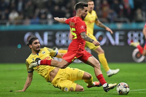 Marian Huja, noul transfer de la CFR, în duel cu Alex Băluță // FOTO: Imago Images