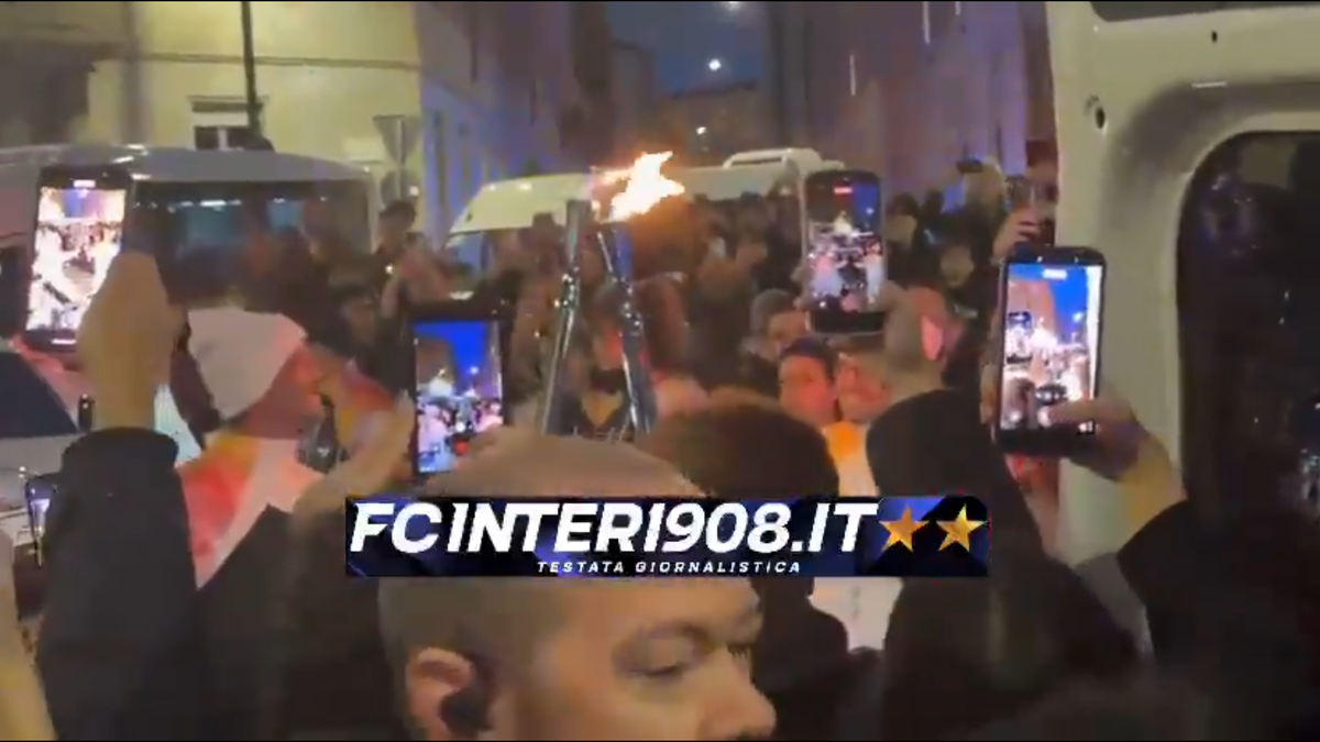 Cristi Chivu poartă flacăra olimpică prin Milano