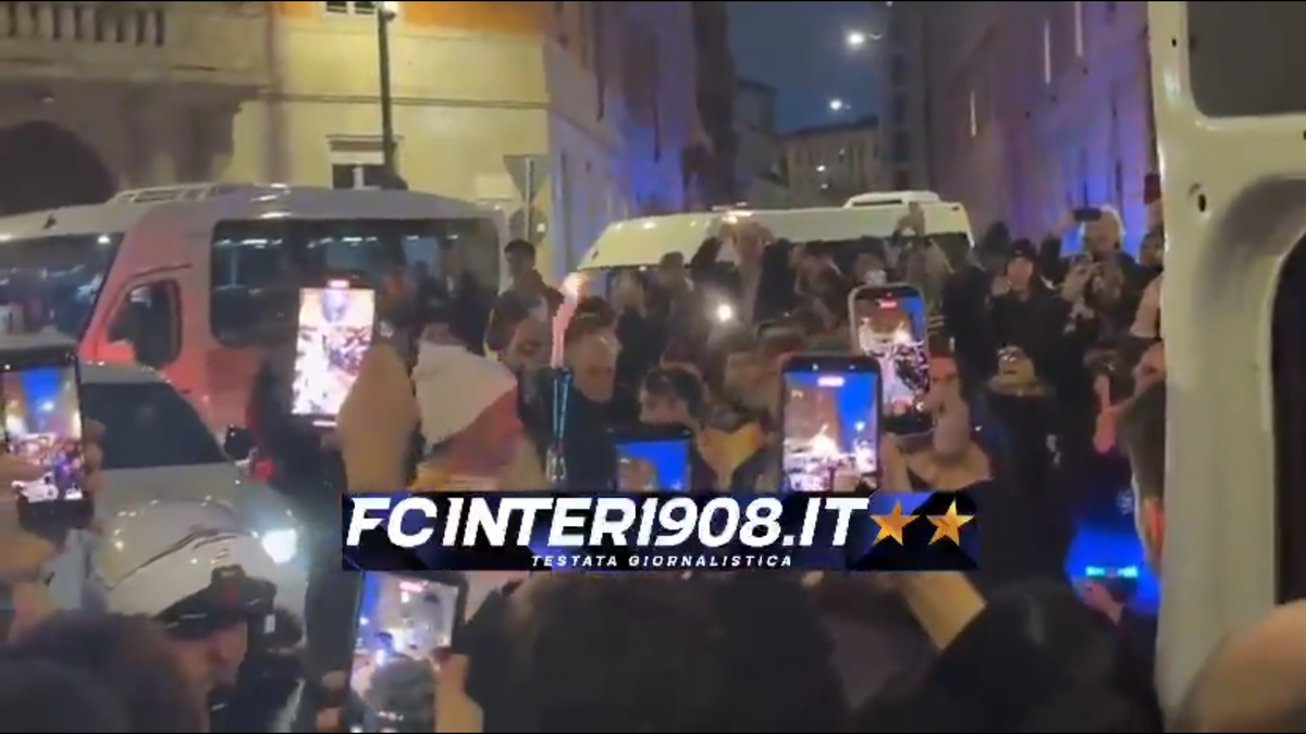 Cristi Chivu poartă flacăra olimpică prin Milano