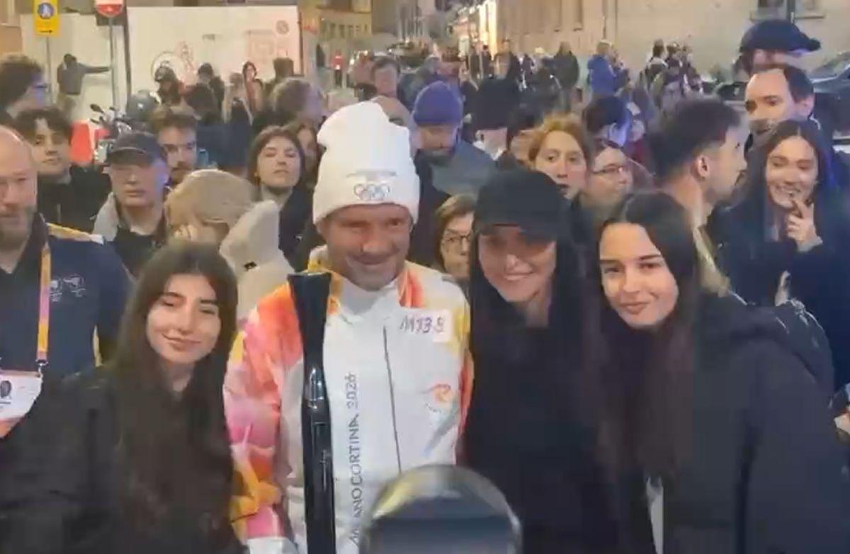 Cristi Chivu poartă flacăra olimpică prin Milano