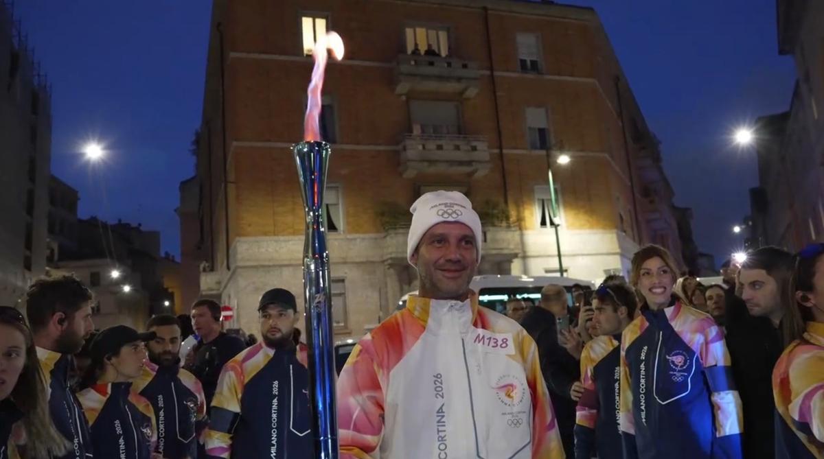 Cristi Chivu poartă flacăra olimpică prin Milano