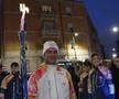 Cristi Chivu poartă flacăra olimpică prin Milano / FOTO: Captură X