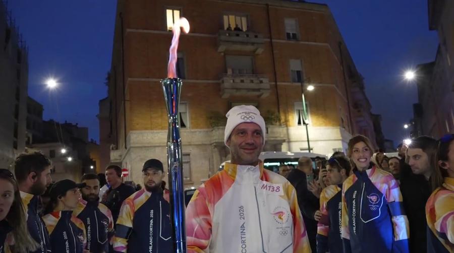 Cristi Chivu poartă flacăra olimpică prin Milano / FOTO: Captură X Corriere della Sera știe secretul: „Așa a transformat-o pe Inter! Chivu a insuflat un lucru mai presus de toate”