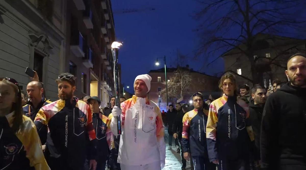 Cristi Chivu poartă flacăra olimpică prin Milano
