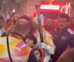 Cristi Chivu poartă flacăra olimpică prin Milano