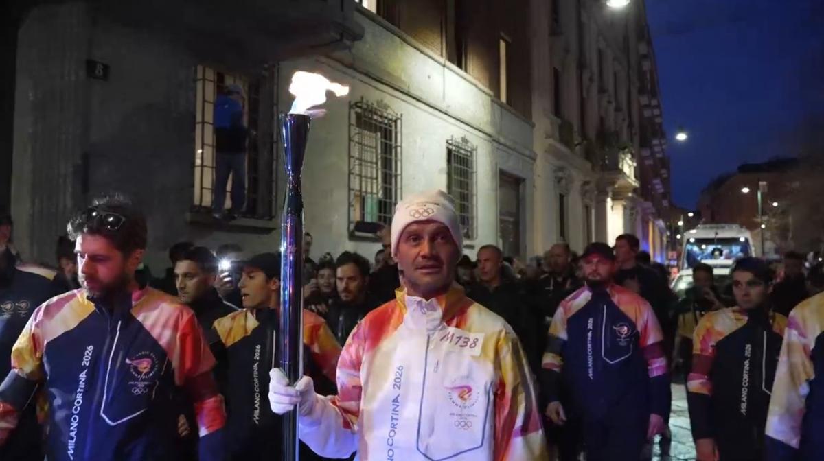 Cristi Chivu poartă flacăra olimpică prin Milano