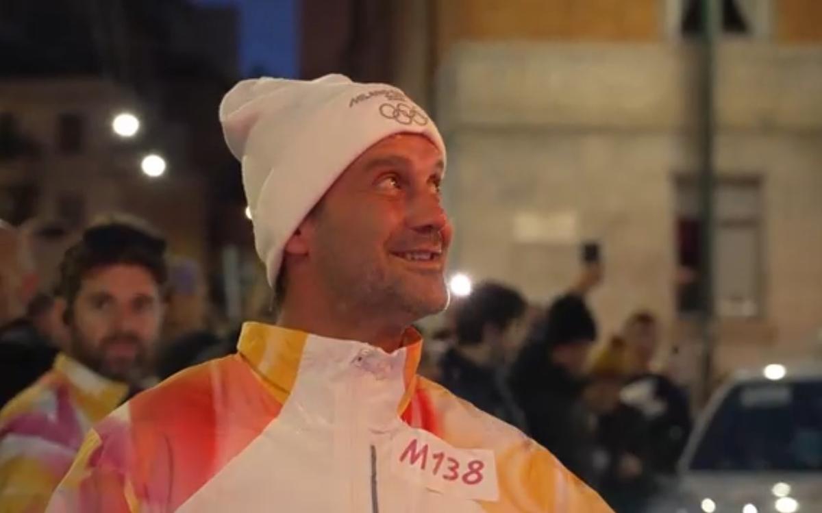 Cristi Chivu poartă flacăra olimpică prin Milano