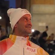 Cristi Chivu poartă flacăra olimpică prin Milano / FOTO: Captură X
