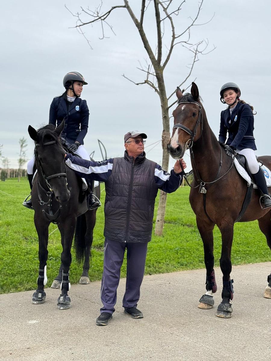 Sergiu Pistorel alături de două dintre eleve VIDEO „Nu, dom' profesor, nu loviți calul! Nu așa!” » Hipodromul tăcerii din Craiova: sportivi jigniți, animale bătute și hrănite cu mâncare mucegăită! Oficialii neagă: „Părinții se băteau între ei și chemau poliția”