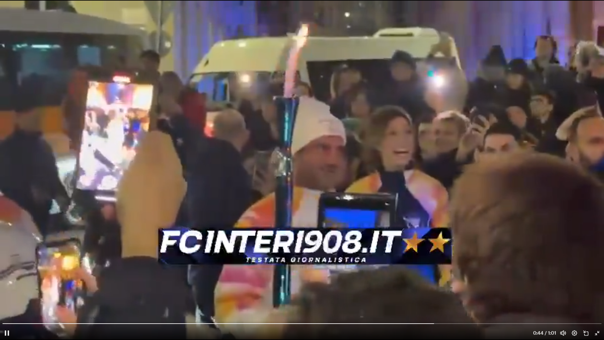 Cristi Chivu poartă flacăra olimpică prin Milano