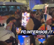 Cristi Chivu poartă flacăra olimpică prin Milano / FOTO: Captură X