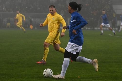Marius Onofraș, împotriva lui Ronaldinho, într-un meci demonstrativ // Sursă foto: sportpictures.eu
