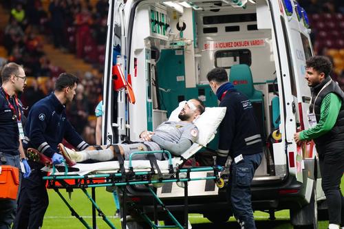 Portarul lui Istanbulspor, Isa Dogan, a fost transportat la spital / Foto: Imago