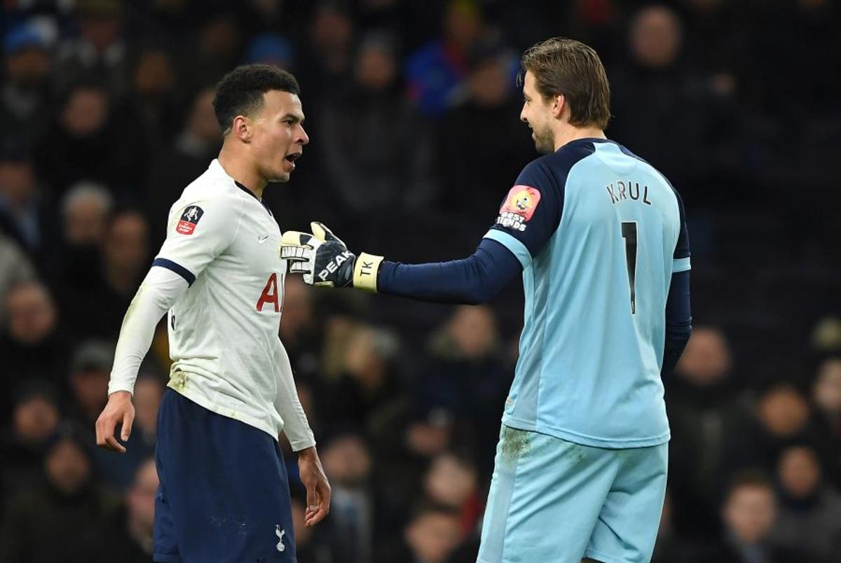 FOTO + VIDEO Scene incredibile! O vedetă de la Tottenham a sărit în tribune după meci să se bată cu fanul care îi atacase fratele