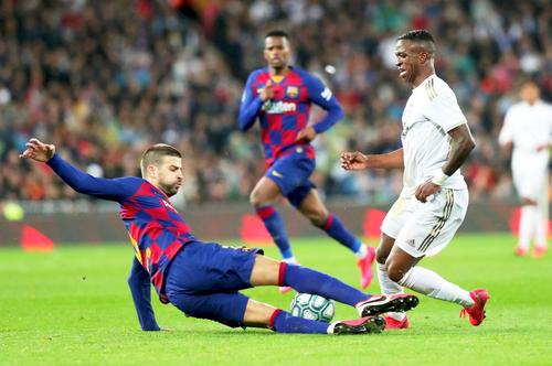 Vinicius și Pique s-au duelat constant în Real Madrid- Barcelona // FOTO: Guliver/GettyImages