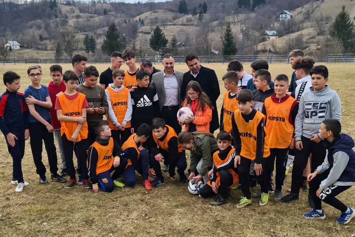 FOTO Imagini inedite cu Adrian Mutu » „Briliantul” a mers la munte și i-a luat prin surprindere pe juniorii unei echipe de fotbal