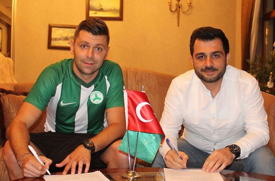 Rusescu, la semnarea contractului cu Giresunspor, când acțiunile sale nu erau considerate EXCLUSIV Paradisul litigios: fotbalul lăudat de Șumudică, datorii de peste 3,5 milioane de euro la jucătorii români. Dosarele FIFA: „A acționat într-un mod conspirativ”