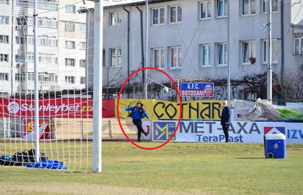 VIDEO Se bagă în teren? :D Antrenorul din Liga 1 care a uimit la antrenamente » Reușită de senzație!