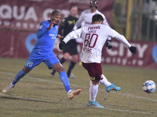 William de Amorim, în duel cu Alexandru Ioniță II / FOTO: Imago-Images