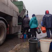 Oamenii stau la coadă pentru a lua apă în regiunea Mariupol