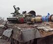 Un tanc avariat al armatei ucrainene este văzut pe autostrada din apropierea satului Gnutovo, regiunea Mariupol