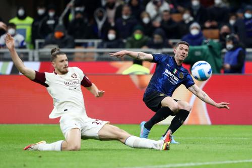 Radu Drăgușin în duel cu Robin Gosens/ foto: Guliver/GettyImages