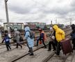 Cu bărbații care rămân în urmă să lupte, femeile și copiii fug de luptele care au loc în Bucha și Irpin