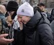 O femeie plângând din cauza că nu a reușit să urce în tren, alături de femeiile și copiii care fug de luptele din Bucha și Irpin